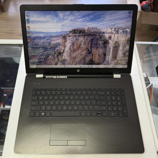 Laptop Hp 17, 17.3 pulgadas, i5 8200u, 8gb de RAM, 128gb SSD, 500gb HDD, Radeon R7 M340, Webcam, Hdmi, Unidad DVD, Windows 11