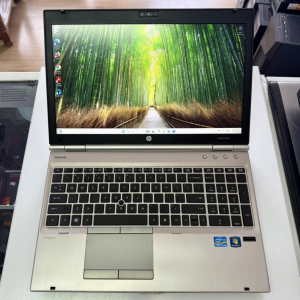 Laptop HP EliteBook 8560p, 15.6 pulgadas, Procesador i7 2720M, 8gb de RAM, 240gb SSD, Teclado extendido, Display port, VGA