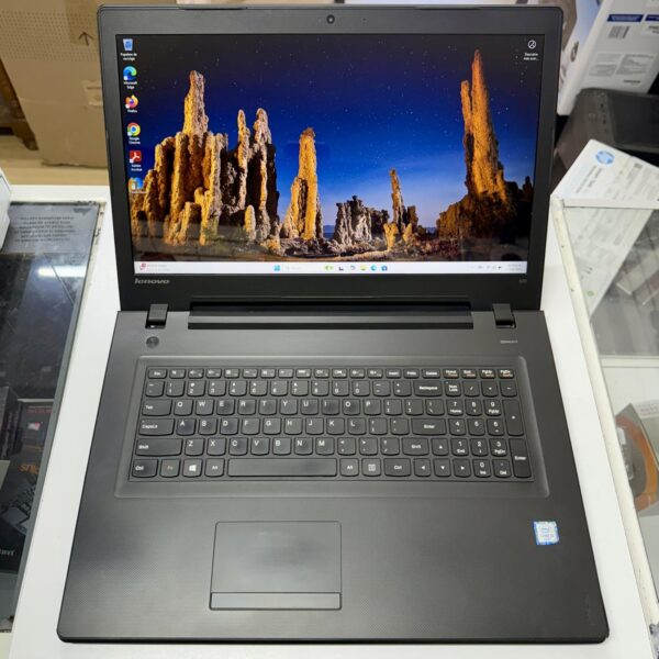 Laptop Lenovo, 17.3 pulgadas, Procesador i3 6100u, 8gb de RAM, 120gb SSD, Hdmi, Webcam, Teclado extendido, Unidad dvd, Windows 11