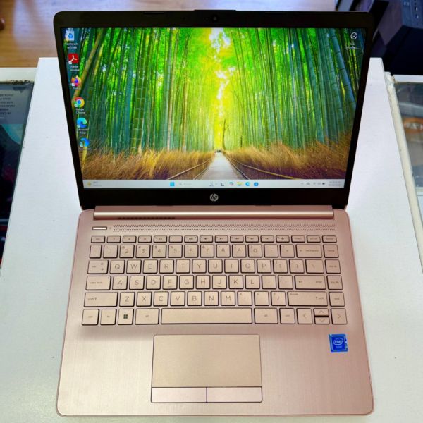 Laptop Hp 14 pulgadas, color rosa metálico, Procesador N4120, 4gb de RAM,  64gb SD, USB C, Webcam, Hdmi, Windows 11